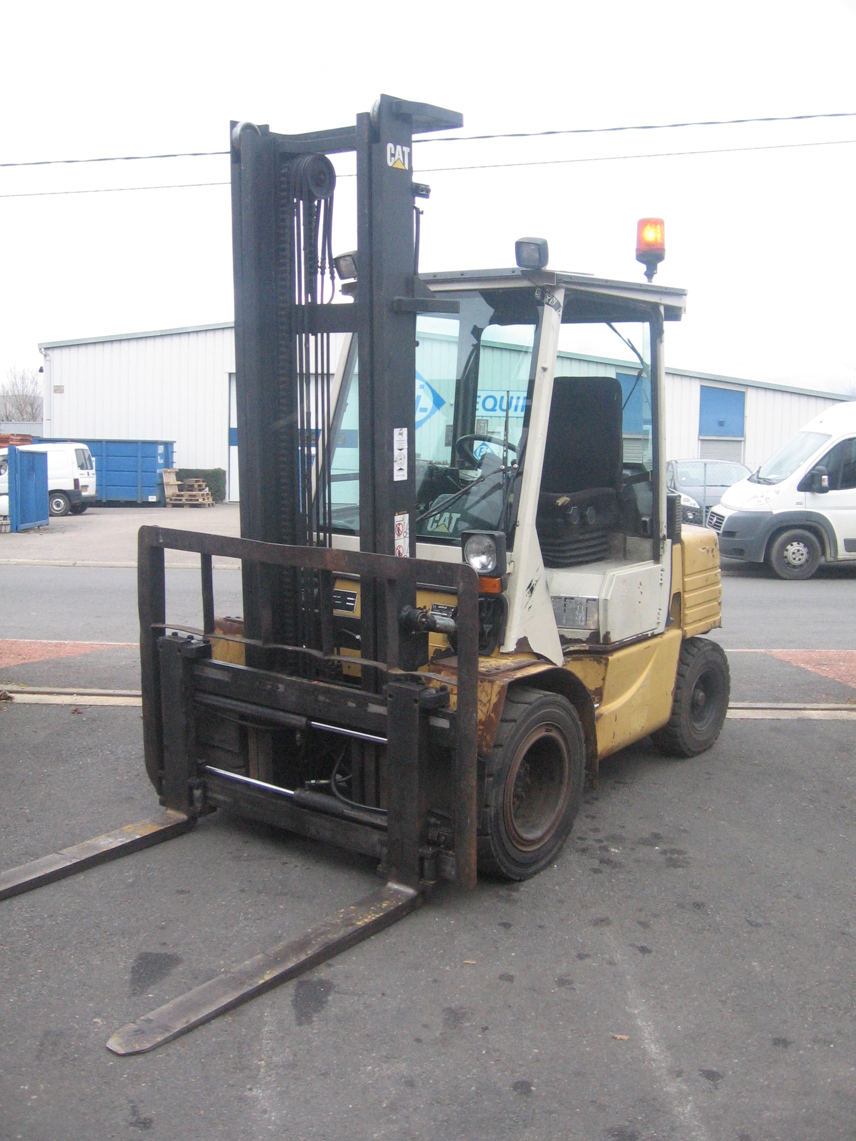 Chariot élévateur CATERPILLAR DP30